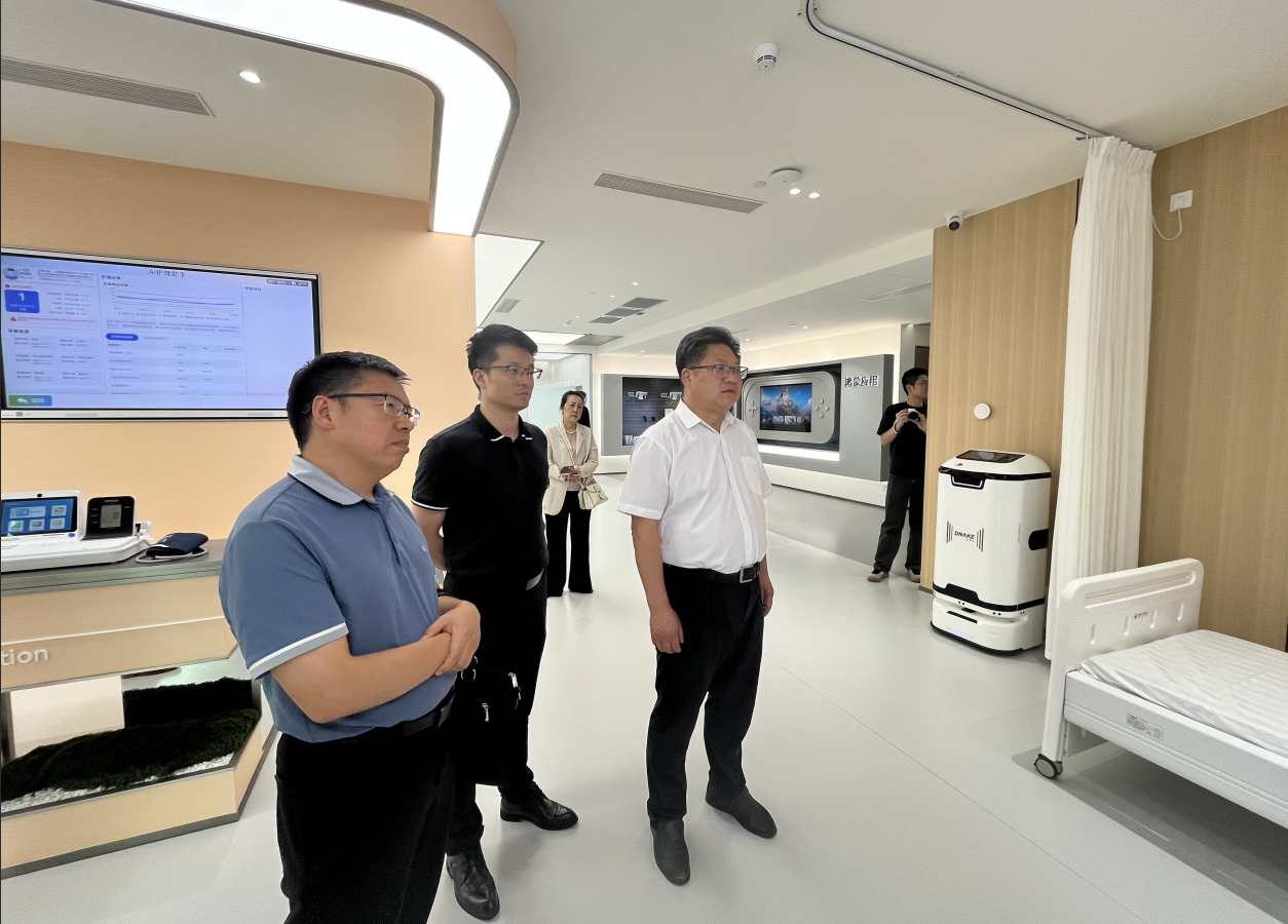 图为周代军在华为深圳代表处调研